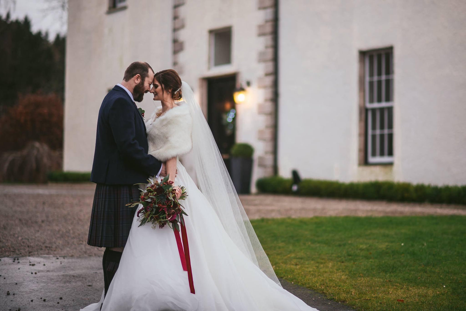 Real Bride | Suzanne Neville Dress | Single Tier Cut Edge Veil Niacae
