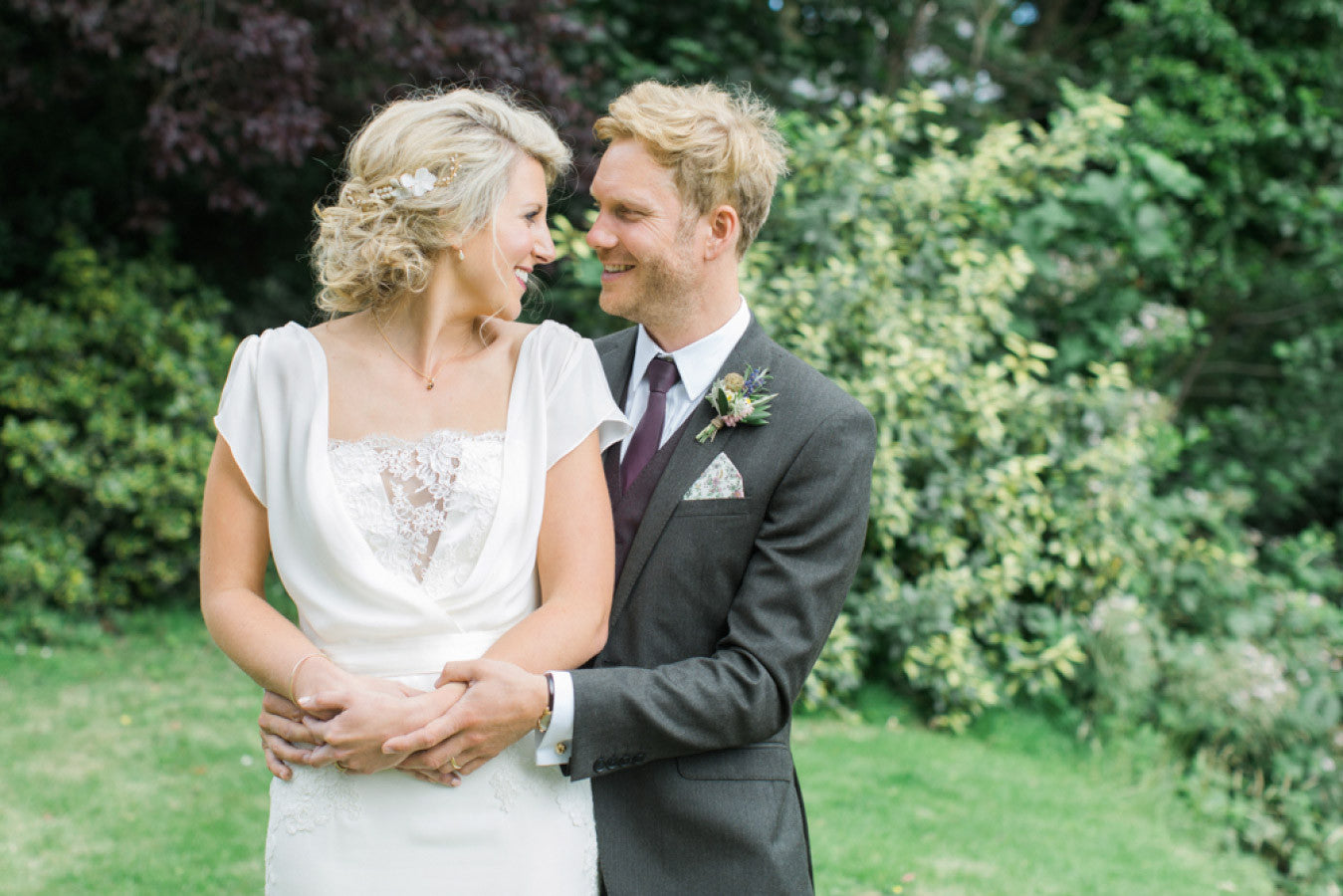 Real bride Sarah featured on Style Me Pretty wearing our Helvia hair comb