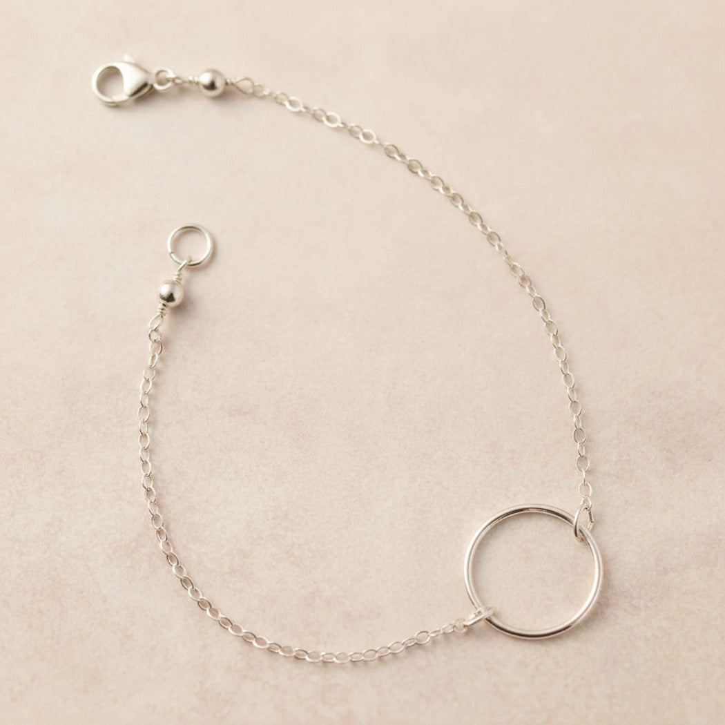 Dainty silver open circle bracelet with delicate chain, handmade in the UK