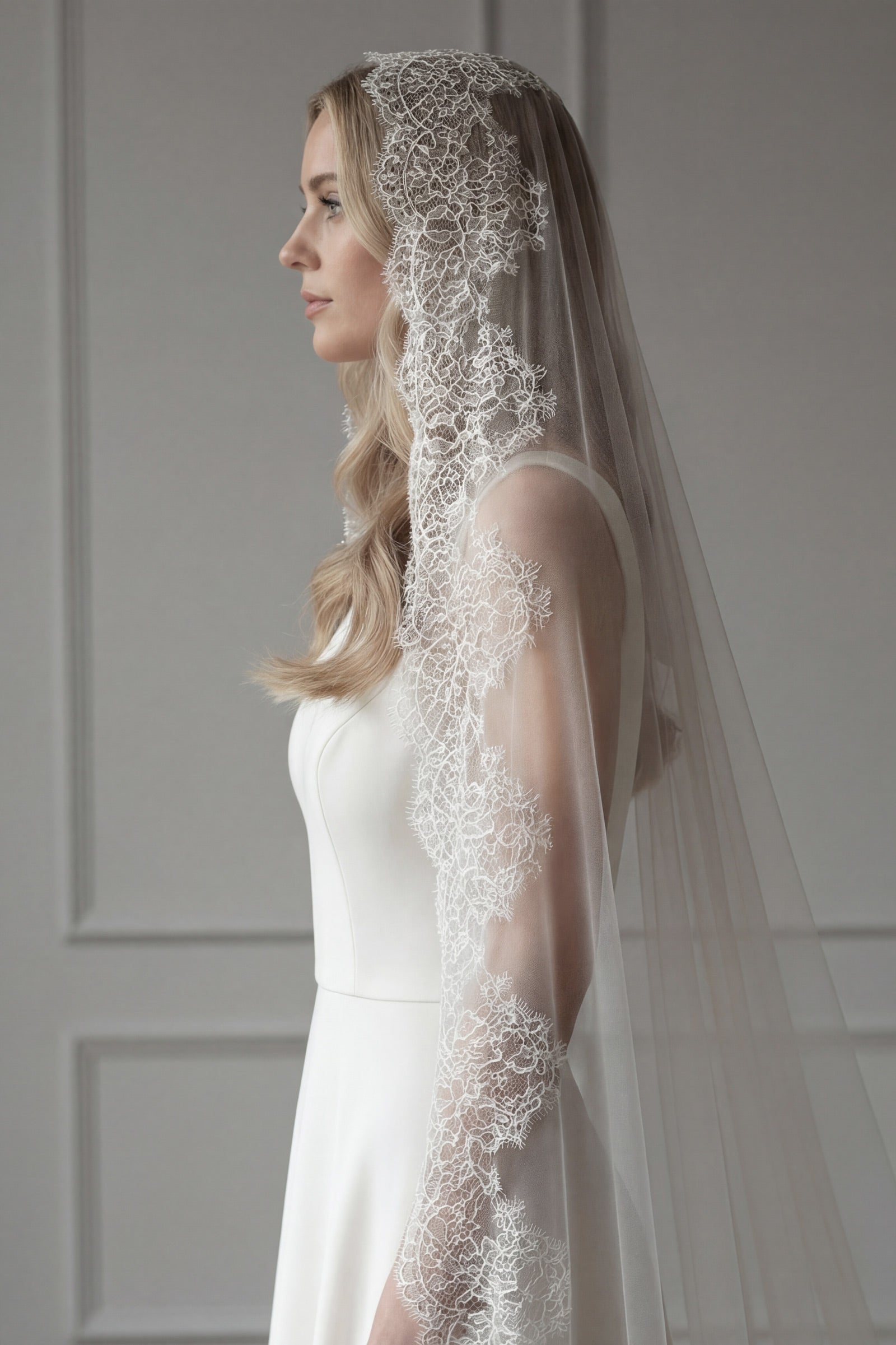 Spanish mantilla veil with wide lace edge - 'Catalina' Spanish mantilla veil with wide lace edge - 'Catalina'
