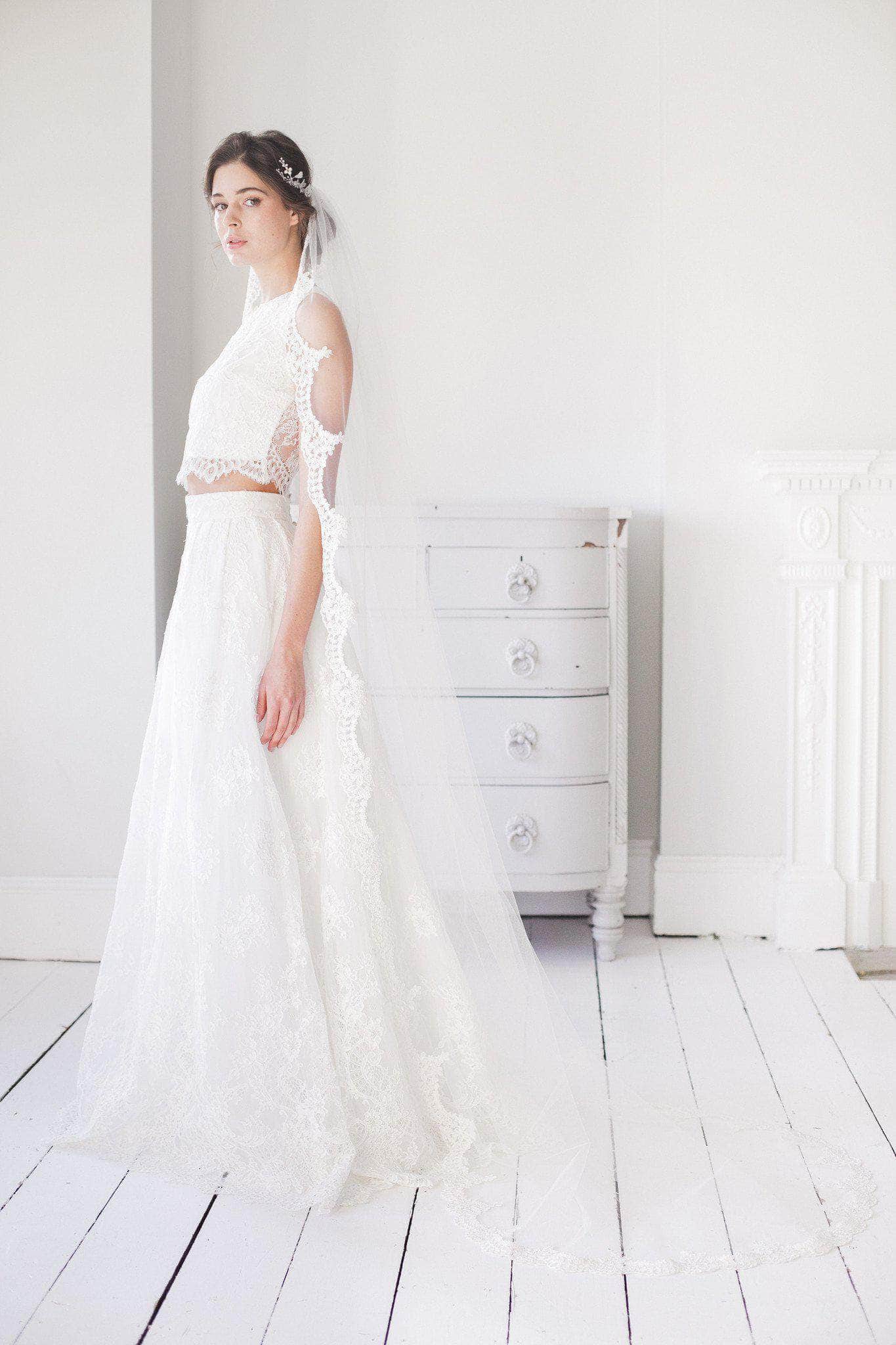 Full lace edged ivory wedding veil -  display picture 1